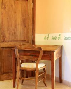 B&B / Chambres d'hotes Mas des Figues #PhilippeArtist #certifiebio #certifiedorganic #potagerbio #huiledolivebio #mediterraneandietbrunch #homemadecooking #biodiversity #roseraie #ecologicalgarden #agritourism #ecotourism #farmstay #guesthouse #saintremydeprovence #Alpilles : photos des chambres