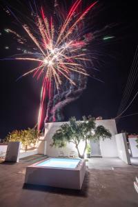 Majestic Sky Luxury Suites Santorini Greece