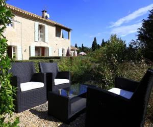 B&B / Chambres d'hotes MAS DES FIGUES - Mas XVIIIe tres calme - Certifie Biologique FRBio10 - jardin naturel ecologique - piscine 12x6 - Copieux brunch paysan mediterraneen cuisine du jardin huile d'olive - Agritourisme Alpilles Saint Remy de Provence du 01 mai au 30 septembre : photos des chambres
