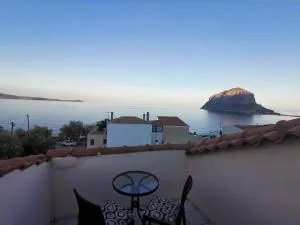 Lazarus Beach Sofitas - Yérakas