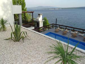 Villa-am-Meer-fuer-12-Personen-mit-Pool