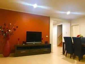 Golf View Charm - Meadow Heights