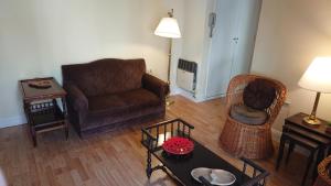 Excelente departamento con balcón a la calle sobre avenida