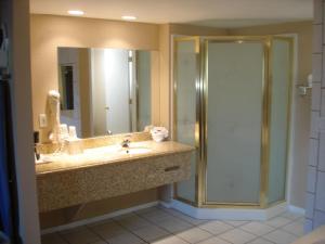 King Room with Spa Bath - Non-Smoking room in Bakersfield Inn & Suites