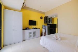 Modern and Comfy Studio Tamansari Sudirman Apartment By Travelio
