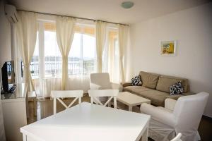 Summer Breeze and Sea View in 2BDR Apartment
