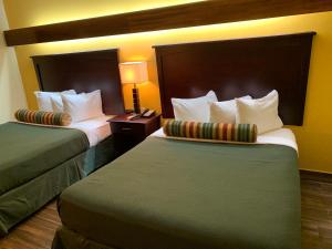 Queen Room - Non-Smoking room in Days Inn & Suites by Wyndham Tampa / Raymond James Stadium