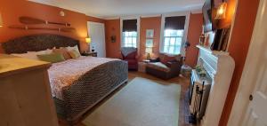 Deluxe King Room room in Mansion Farm Inn