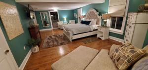 Deluxe King Room room in Mansion Farm Inn