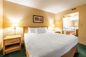 Deluxe King Suite with Spa Bath- Non Smoking room in Americas Best Value Inn St. Marys