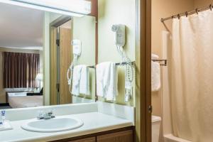King Room - Non Smoking room in Americas Best Value Inn St. Marys