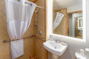 Deluxe Queen Room - Disability Access/Roll-In Shower - River View room in Red Lion Templin's Hotel on the River