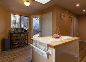 Three-Bedroom House room in Hide-A-Wild With Spa and Views