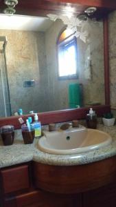 Excelente casa a 40 metros da Praia e 100 m do Shopping Peró ! Suítes com ar condicionado