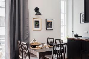 Wide and Bright two bedroom apartment- Via Freguglia