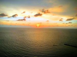 Modern 1BR WiFi Breathtaking Oceanviews by Huespedia