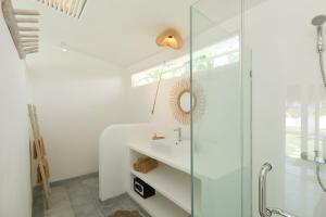 Phòng Có Giường Cỡ Queen Nhìn Ra Hồ Bơi (Queen Room with Pool View)