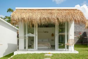 Phòng Có Giường Cỡ Queen Nhìn Ra Hồ Bơi (Queen Room with Pool View)