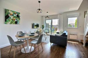 Maisons de vacances Gite - Le Toucan - Maison avec Terrasse dans parc avec piscine proche plages et Golf : photos des chambres