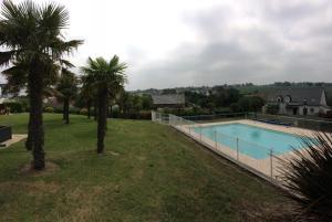 Maisons de vacances Gite - Le Toucan - Maison avec Terrasse dans parc avec piscine proche plages et Golf : photos des chambres