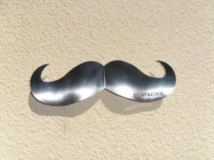 Mustache Studio - Urqueira