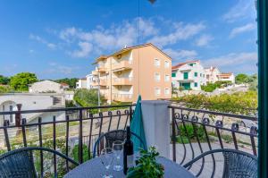 One-Bedroom Apartment with Sea View room in Apartments Mate