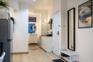 B3 Cosy Studio 5 guests Near MRTfull kitchen