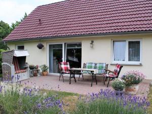 Cozy Holiday Home in Hohenkirchen near Baltic Sea