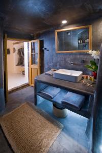 Enigma - Superior Cave Suite with Outdoor Plunge Pool & Caldera View