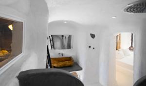 Crypt - Exclusive Cave Suite with Indoor & Outdoor Plunge Pool & Caldera View