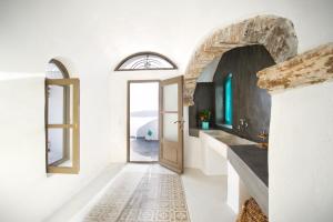 Crypt - Exclusive Cave Suite with Indoor & Outdoor Plunge Pool & Caldera View