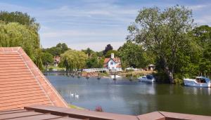 Streatley-on-Thames, RG8 9HR, England.