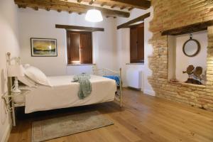 Zimmer mit Kingsize-Bett und Gartenblick.