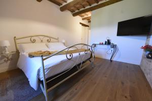 Zimmer mit Kingsize-Bett und Gartenblick.