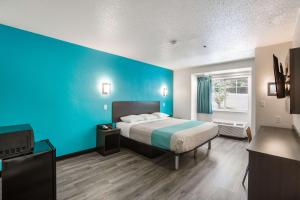 Deluxe King Room - Non-Smoking room in Motel 6-Smyrna GA - Atlanta