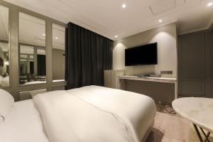 Deluxe Room - Check-In After 10:00 PM