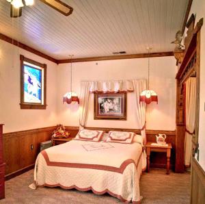 Queen Room room in Mariposa Hotel Inn