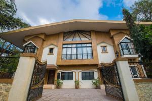 StayVistas Maximus Villa - City-Center Villa with Private Pool, Gazebo, Games