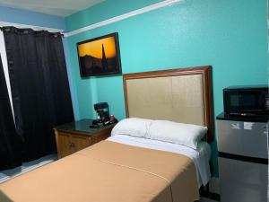 Double Room with Shared Hallway Bathroom room in Sunnyside Hotel-Downtown San Francisco