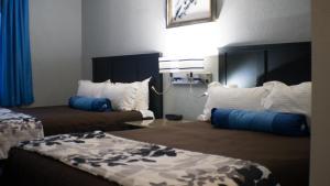 Queen Room with Two Queen Beds - Interior Corridor room in Rodeway Inn & Suites Nampa