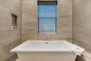 Private Living Villa Near City Hot Spots