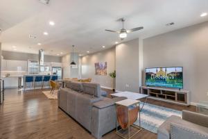 Stunning 4 BR Townhouse in Mid City - image 1