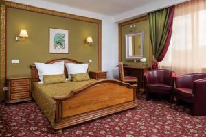 Deluxe Triple Room with Balcony room in Grand Hotel