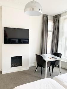 b&b het Herenhuys aan de historische gracht van Kollum