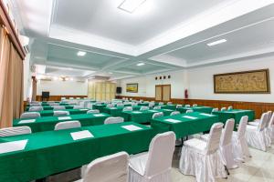RedDoorz Plus near Alun Alun Karanganyar