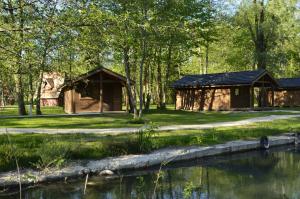 Hotels Les Lodges du Lac : Cabane au Bord de l'Eau