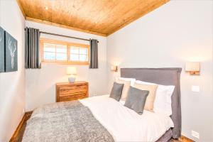 Chalet Ourson Brun by Mrs Miggins