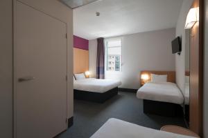 Hotels B&B HOTEL Lyon Ouest Tassin : Chambre Quadruple - Non-Fumeurs - Non remboursable