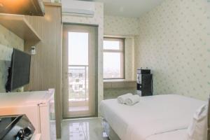 Modern Furnished Studio at Springlake Summarecon Bekasi Apartment By Travelio
