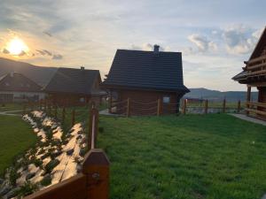 Domki Zagroda Domek z bala z basenem & sauna & balia z hydromasażem